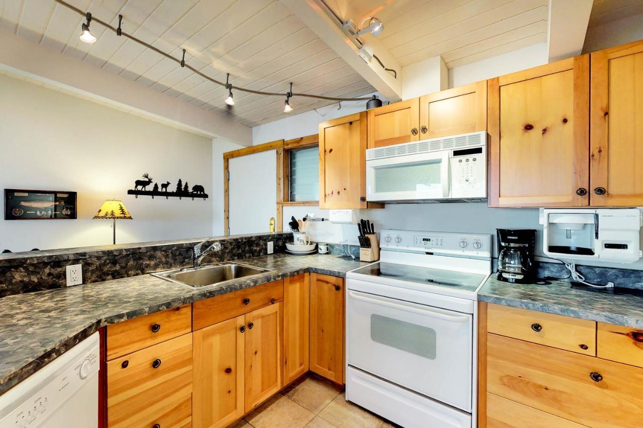 Many Springs Lakefront Condos Bigfork Zimmer foto